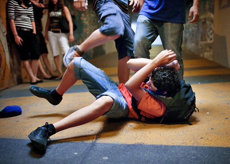 Булінг у школі: що це, як зрозуміти, що ваша дитина є жертвою та як боротись із цим?