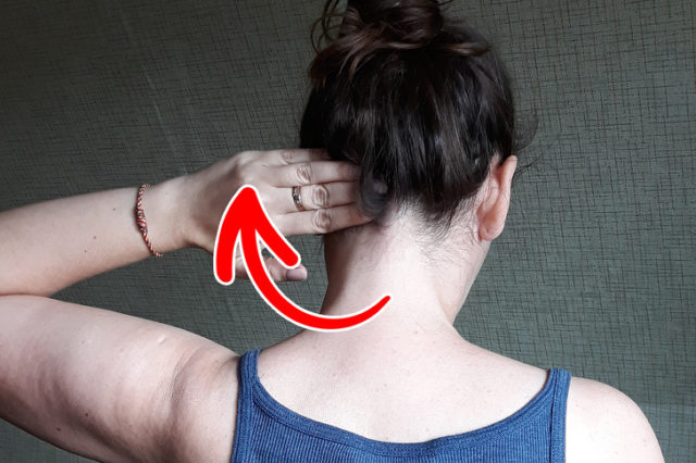 Прості техніки самомасажу, які позбавлять вас від болю в шиї