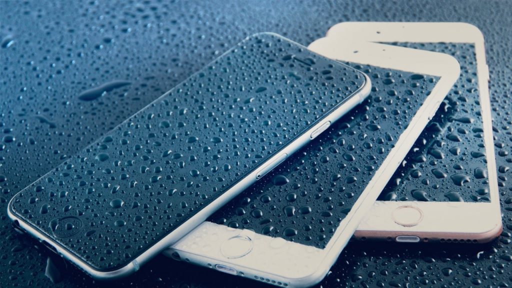 Реанімація смартфона або що робити, якщо телефон впав у воду?