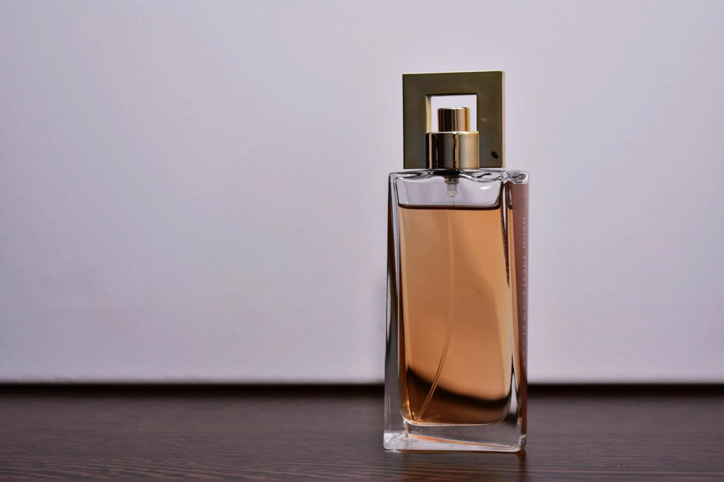 Що таке парфумована вода: особливості ароматів