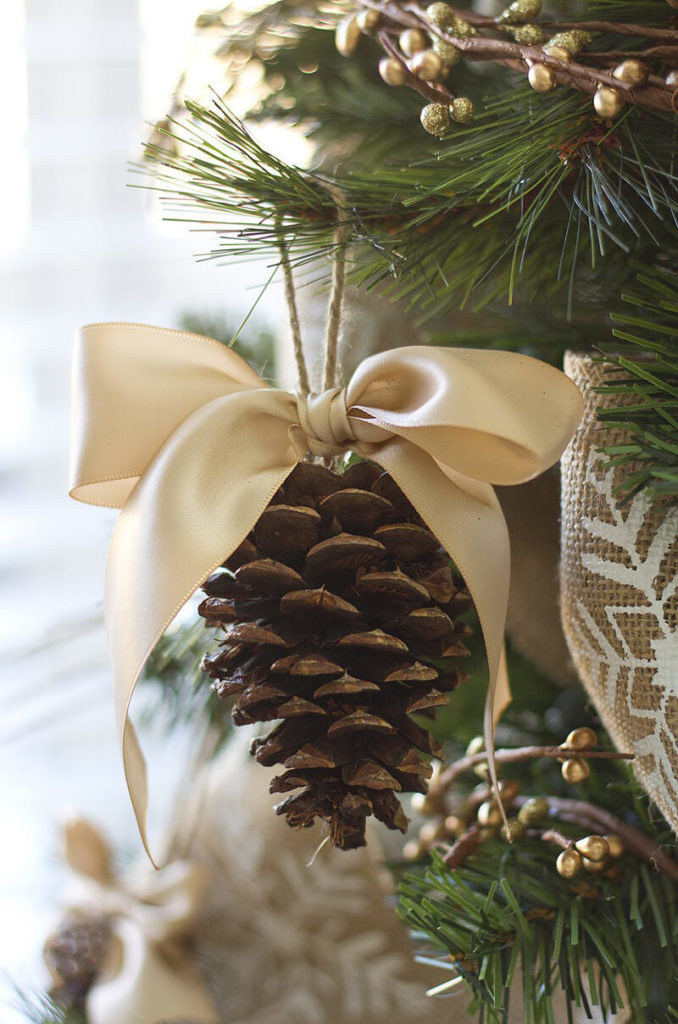 Яскраві та незвичайні новорічні іграшки своїми руками