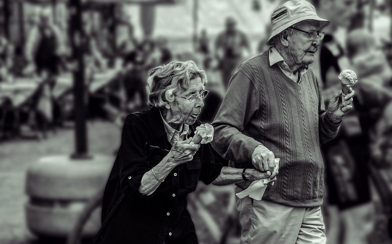 Завдяки чому люди живуть разом десятки років: 10 причин, про які ми забули