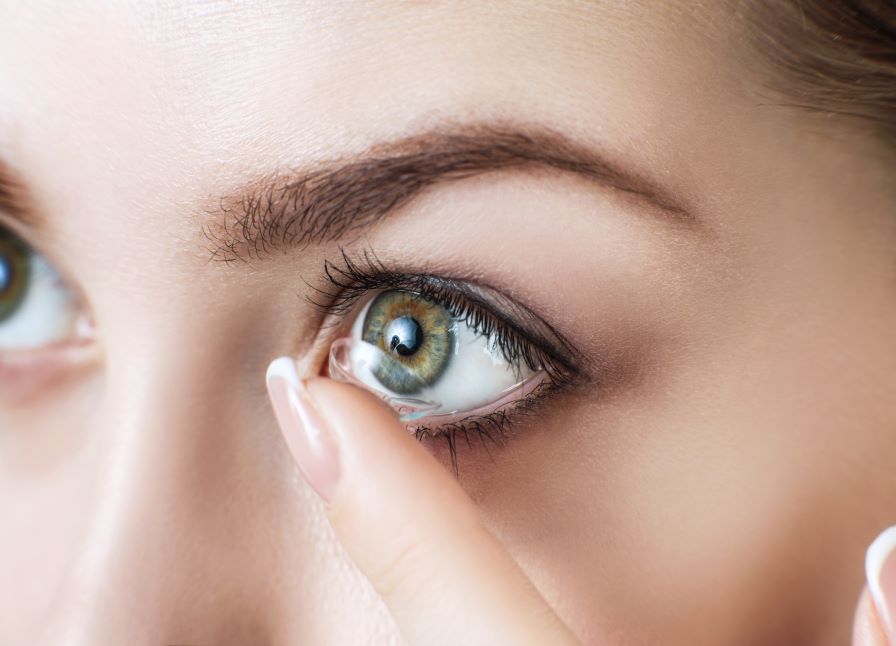 Топ советов по уходу за месячными контактными линзами для сохранения здоровья глаз.