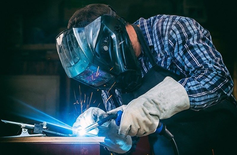 Спецодежда и рукавицы для сварщика: инвестируйте в качество